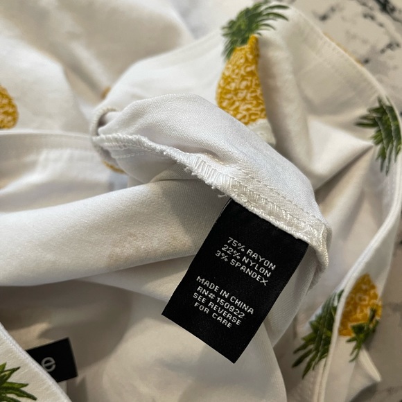 NWOT Pineapple Print Capri Pants Small - Picture 3 of 3